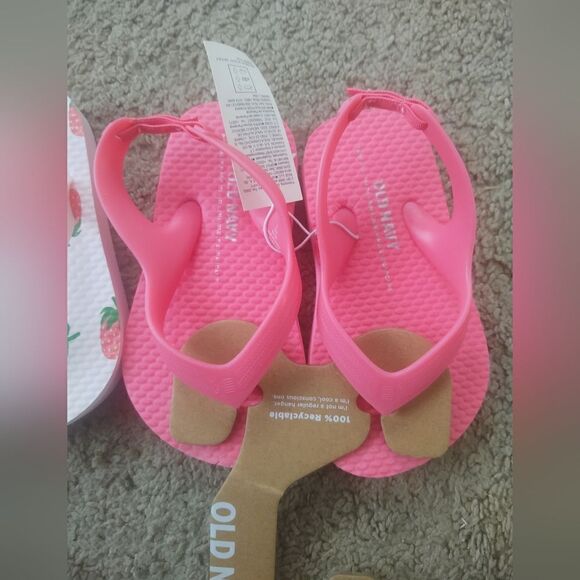 Old Navy Girls Toddlers Strawberry/Pink Flip-flop BRAND NEW WITH TAGS - Picture 3 of 4